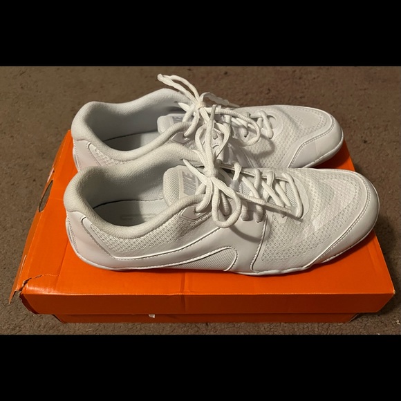 Size 10.5 Nike girls cheer shoes. Womens size. Worn once for tryouts. - Picture 5 of 6